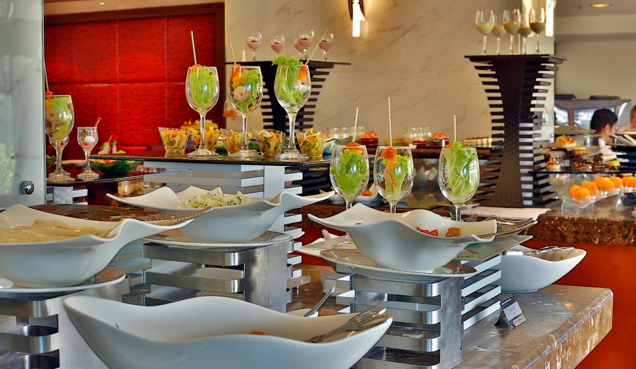 Grand Regency Doha, Trademark Collection By Wyndham Exterior photo A buffet at a hotel